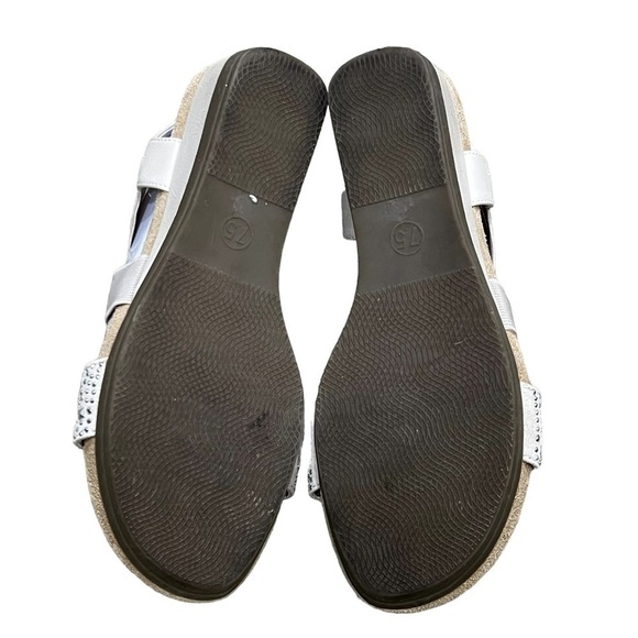 St John’s Bay Tan Embellished Slip On Strappy Wedge Sandals Size 7 1/2 Women’s - Picture 8 of 8